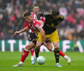 曼联0比0闷平桑德兰，23轮进球纪录终结，B费遭肘击未判|英超|勒费埃|库尼亚|布罗贝伊|联赛_新浪体育_新浪新闻